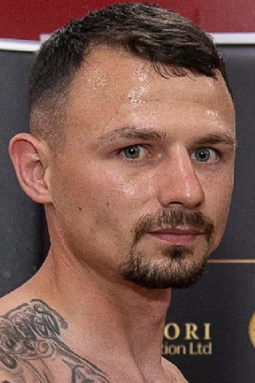 Jordan Ellison interpretando a Self