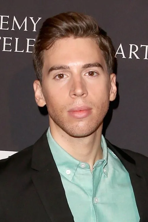 Jordan Gavaris — personaje: Justin Lovejoy