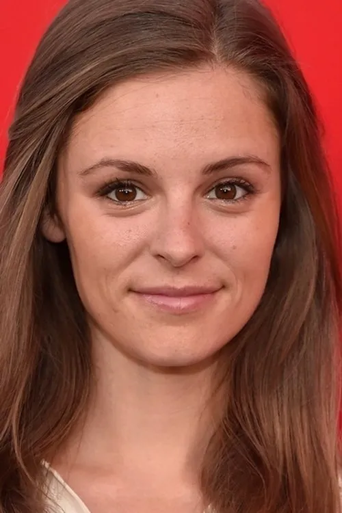 Jordan Hayes interpretando a Peggy Johns