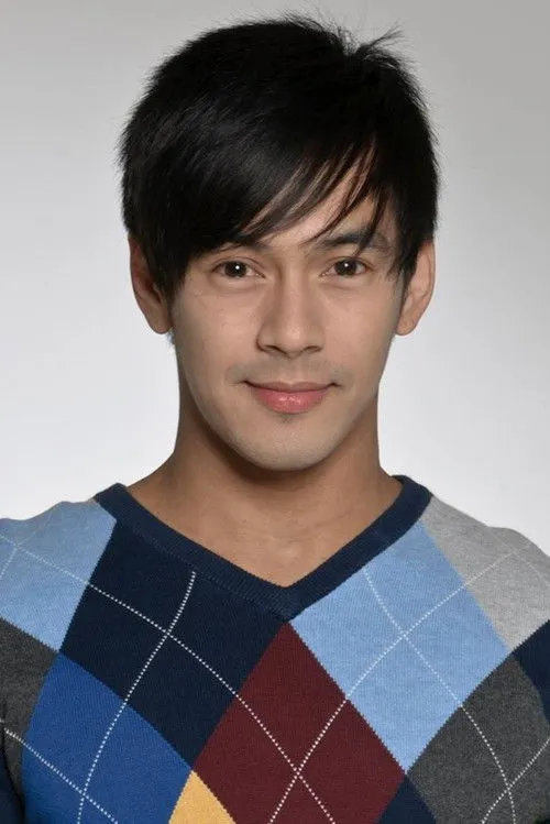 Jordan Herrera interpretando a Louie