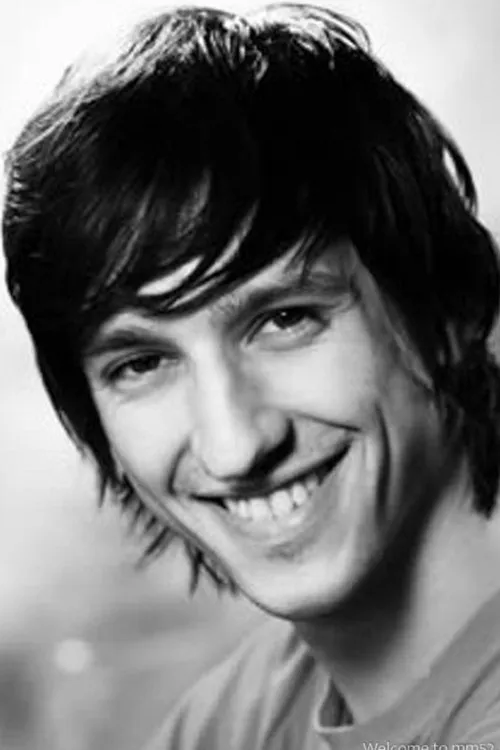 Jordan Kiziuk interpretando a Alex