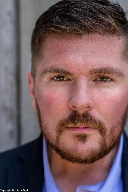 Jordan Ninko interpretando a James