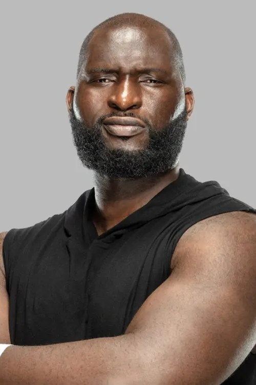 Jordan Omogbehin interpretando a Omos