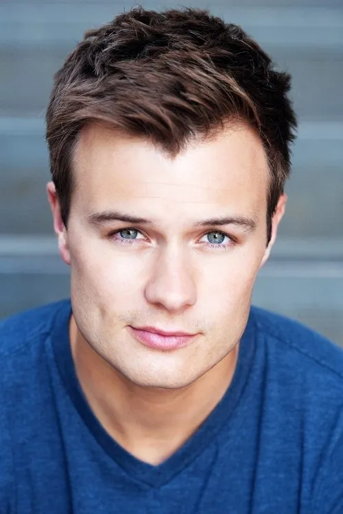 Jordan Pratt-Thatcher interpretando a Heath