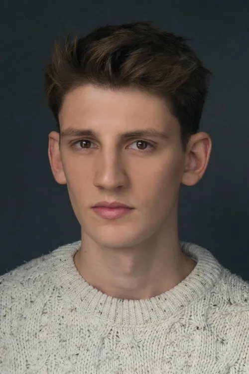 Jordan Scowen interpretando a Luke