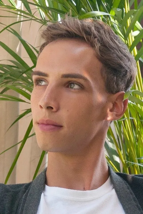 Jordan Thomas interpretando a 