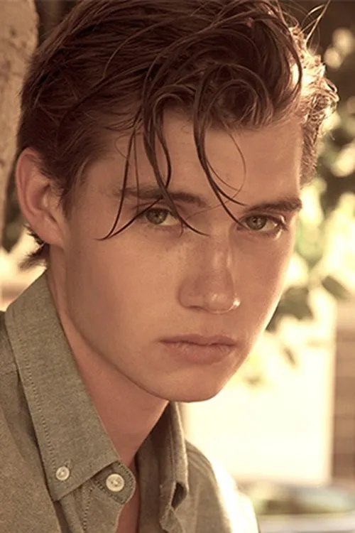 Jordan Ver Hoeve interpretando a Brian