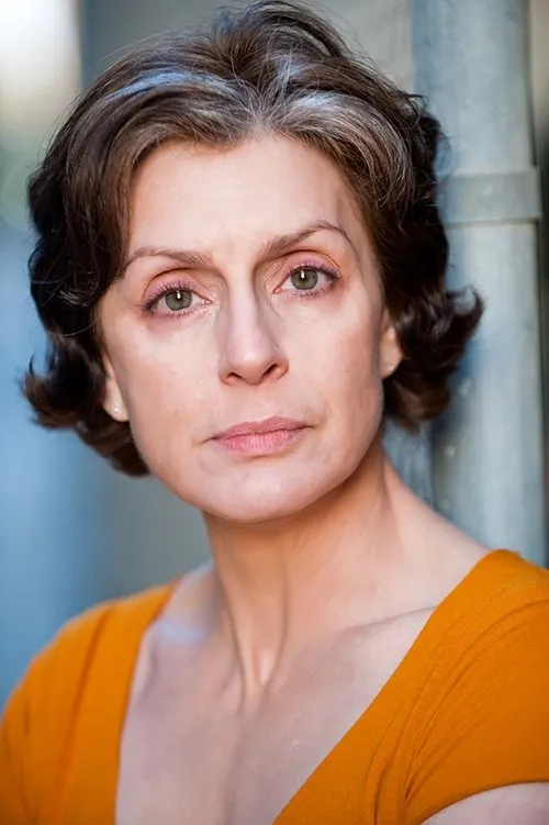 Jordana Capra interpretando a Jill