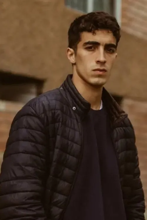 Jorge Guerra Wiesse interpretando a Roberto