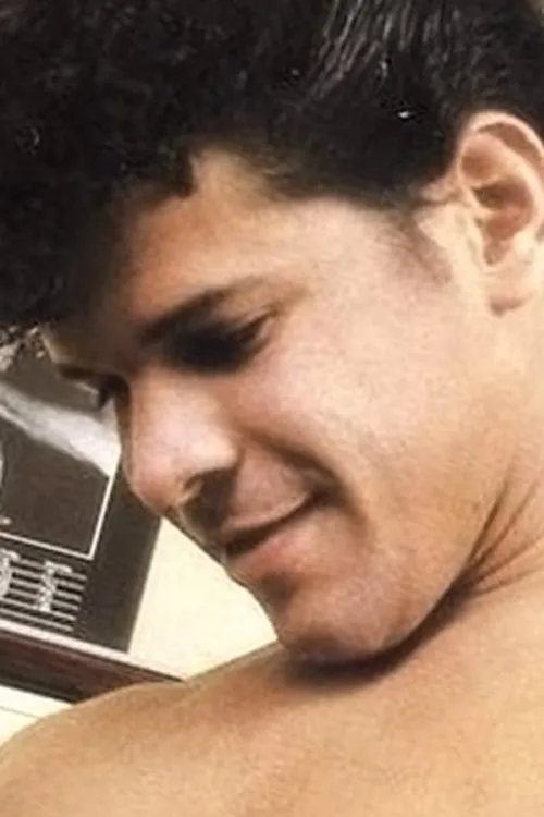 Jorge Peron interpretando a Luis