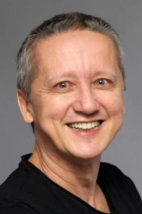 Jorge Ritchie interpretando a Diretor da Escola