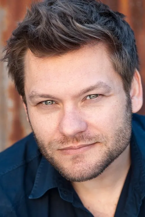 Josef Ber interpretando a Joe Byrne / Orderly