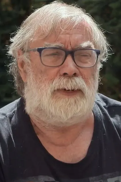 Josef Vlček interpretando a Pensioner