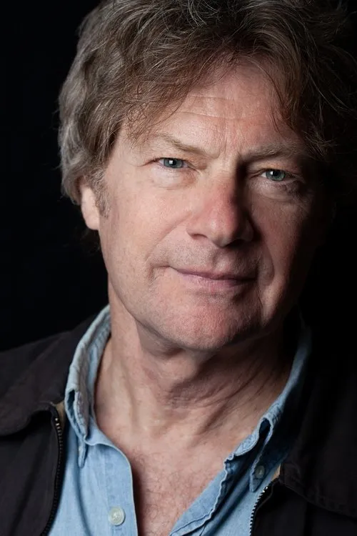 Joseph Adams interpretando a Ambassador Stevens