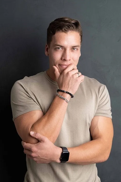 Joseph Baena interpretando a Wally