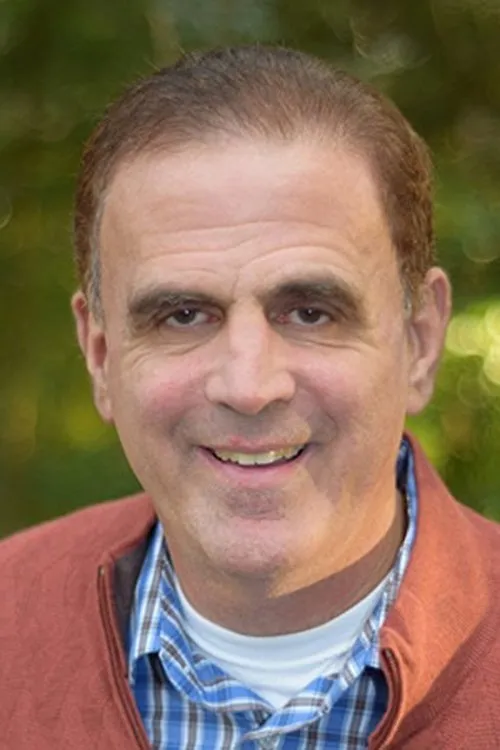 Joseph Camilleri interpretando a Police Detective