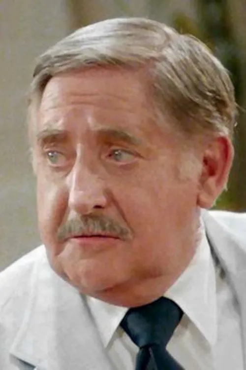 Joseph Darling interpretando a Senator Daniels