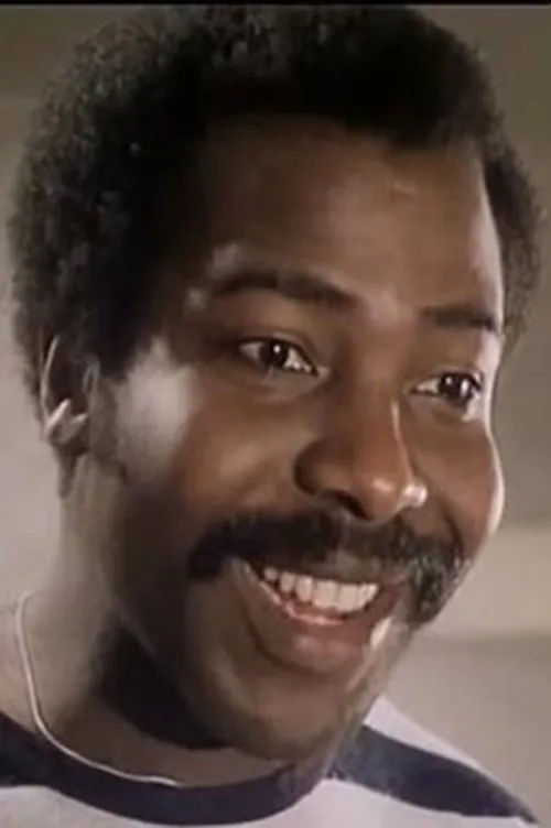 Joseph Dielle interpretando a Numira Cassa Thombe (Mirecek)