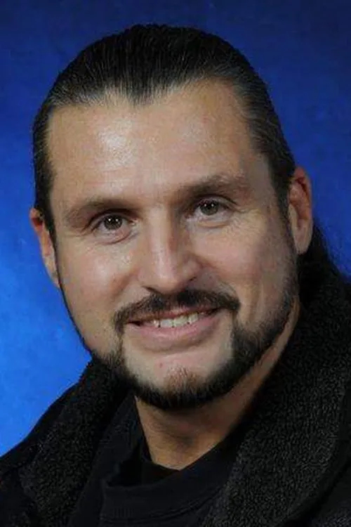 Joseph Edward Hitchen interpretando a Joe E. Legend