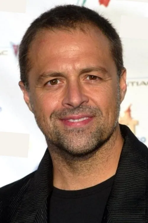 Joseph Gian interpretando a Sgt. Manuel Ramirez