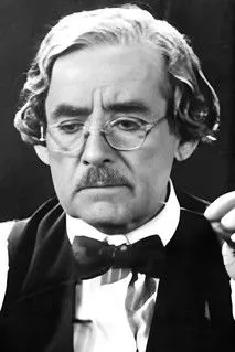 Joseph Harrington interpretando a Prof. Leo Hollister