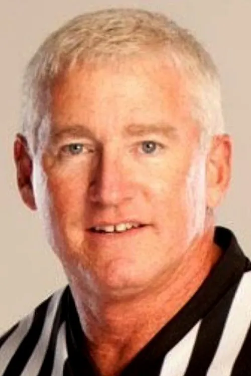 Joseph James interpretando a Scott Armstrong