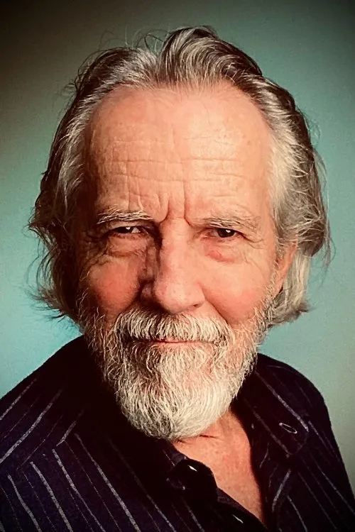 Joseph Miller interpretando a Video Store Owner