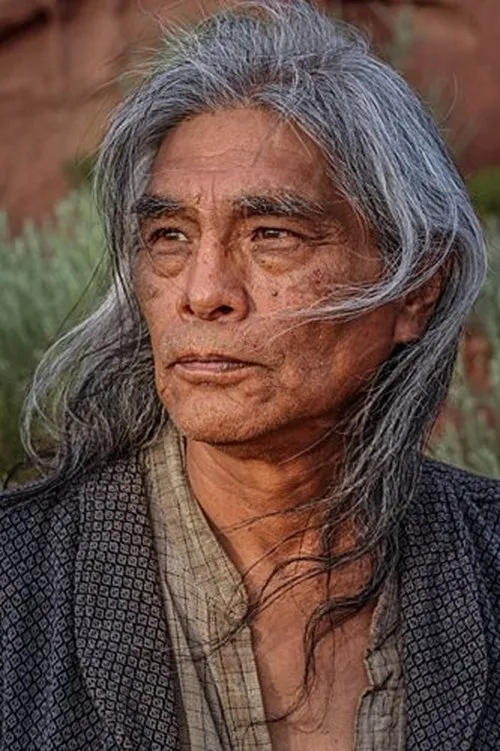 Joseph Runningfox interpretando a Toby Coldcreek