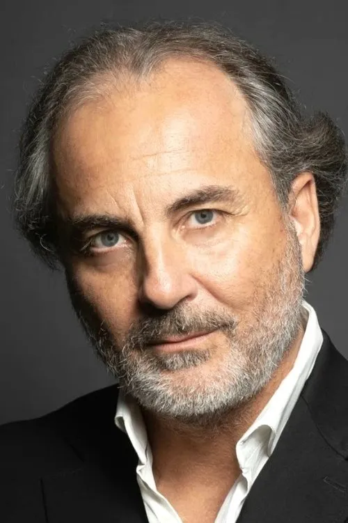 Joseph Vassallo interpretando a Alex