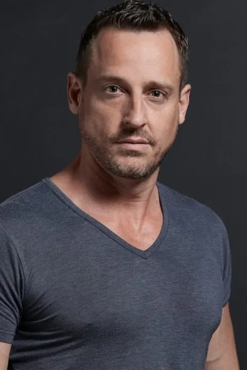 Josh Adamson interpretando a Brad