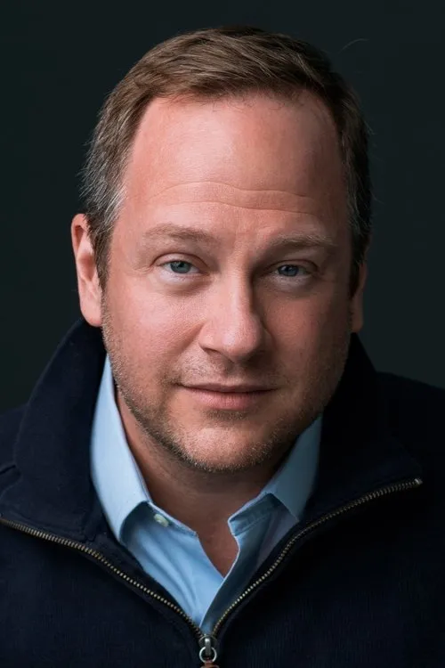 Josh Banks interpretando a Dave Tutton