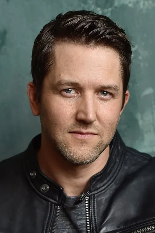 Josh Braaten interpretando a Joe McNeil