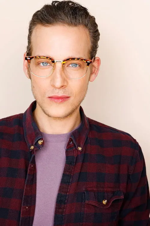 Josh Brodis interpretando a Michael