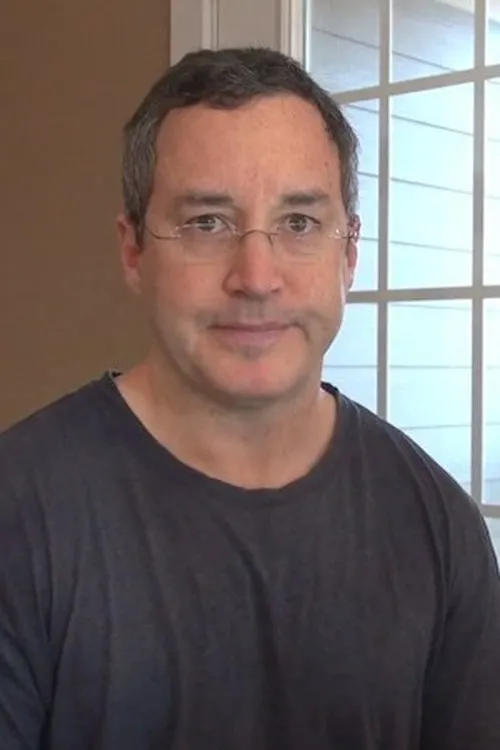 Josh Criss interpretando a Mark Klein