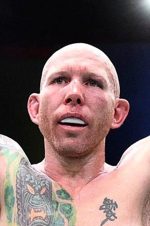Josh Emmett interpretando a Self
