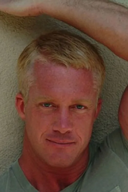 Josh Hardman interpretando a Tiger