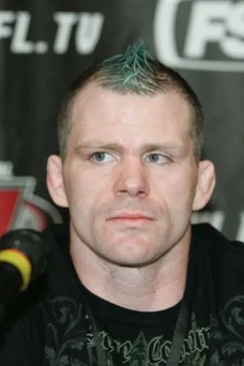 Josh Haynes interpretando a Self