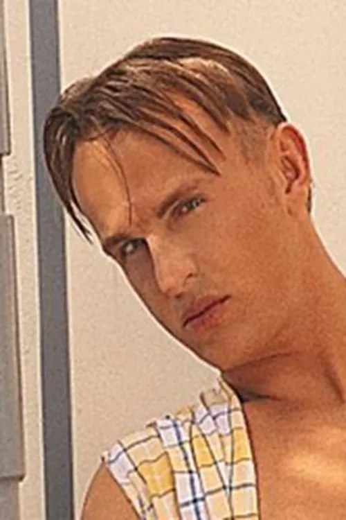 Josh Held interpretando a