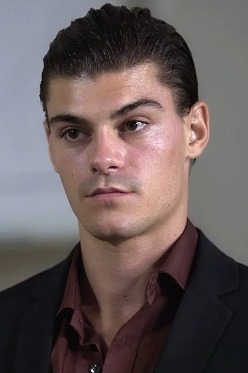 Josh Jo interpretando a