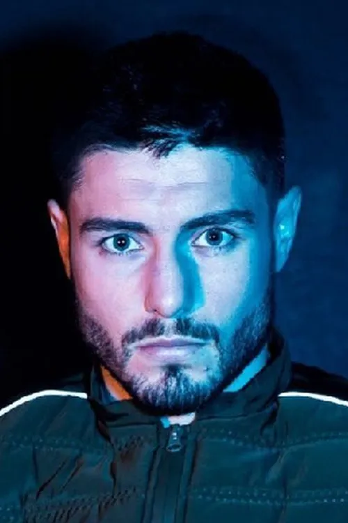 Josh Kelly interpretando a Self