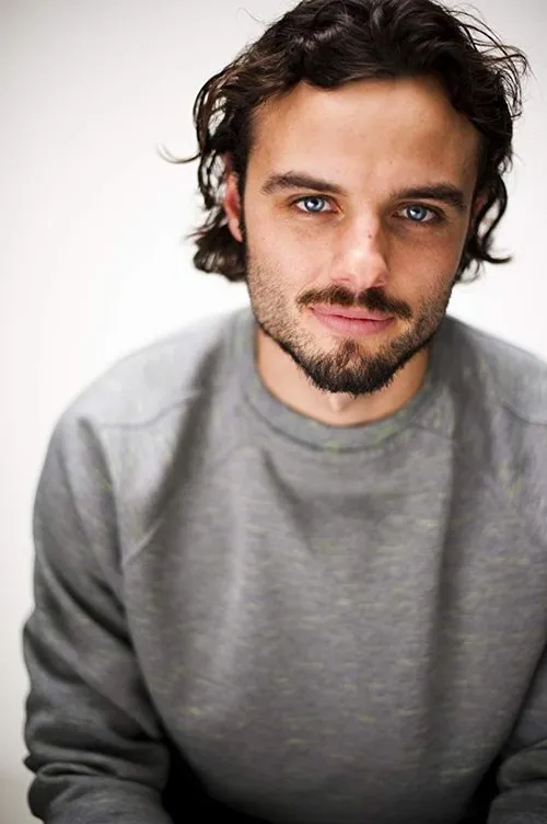 Josh McKenzie interpretando a Trashinator