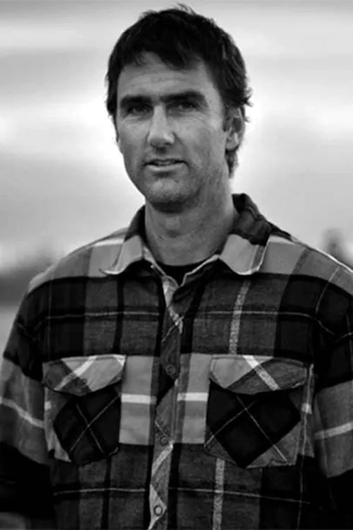 Josh Mulcoy interpretando a