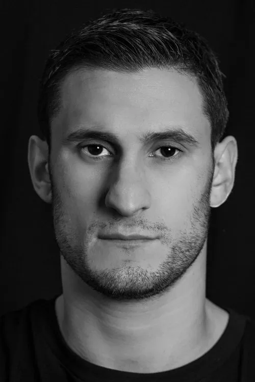 Josh Myers interpretando a Frank Mitchell