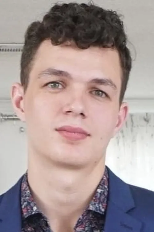 Josh Rivers interpretando a Bruce (archive footage)