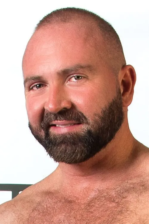 Josh West interpretando a