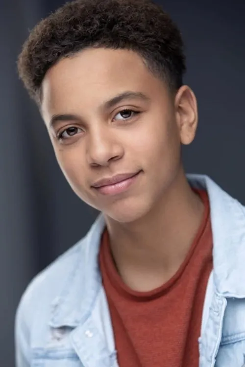 Joshua Caleb Johnson interpretando a Andre