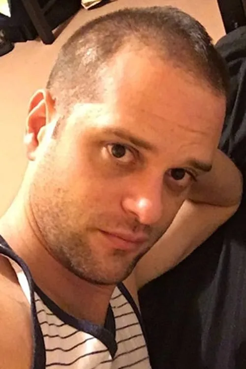 Joshua Chandler interpretando a