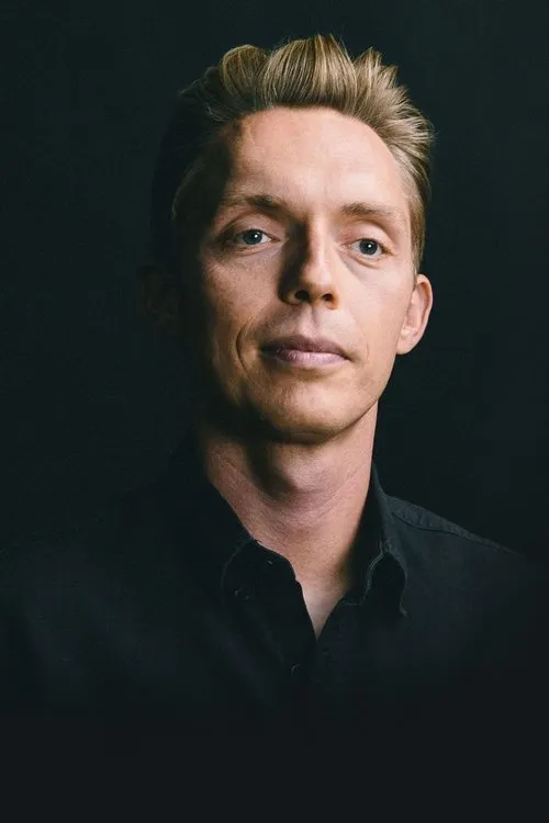 Joshua Fields Millburn interpretando a Self