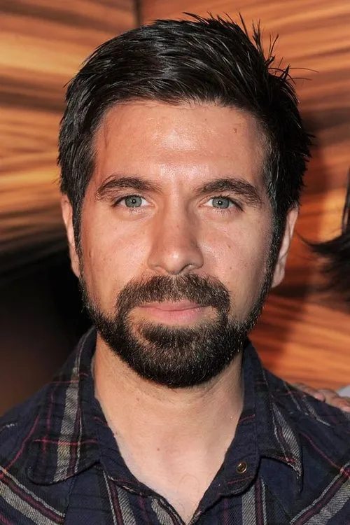 Joshua Gomez interpretando a Mickey Romans