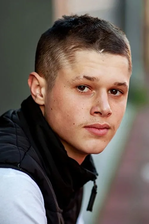 Joshua Hewson — personaje: Gus